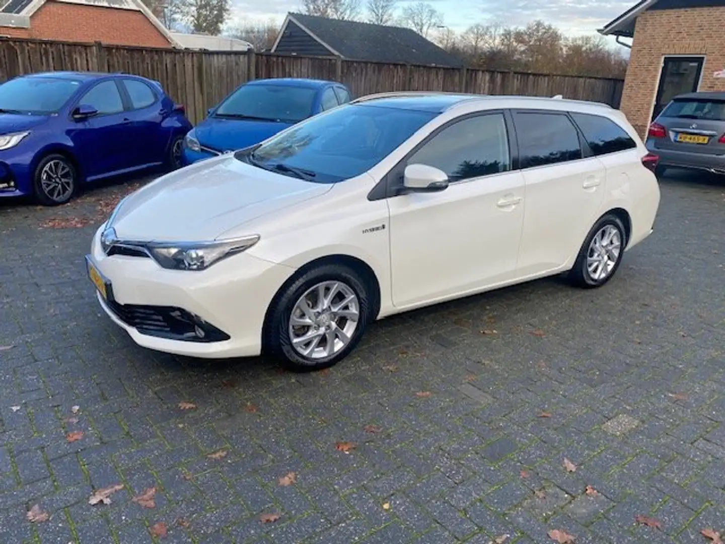 Toyota Auris 1.8 Hybrid Trend PANORAMADAK CLIMA NAVI NL-AUTO Wit - 1