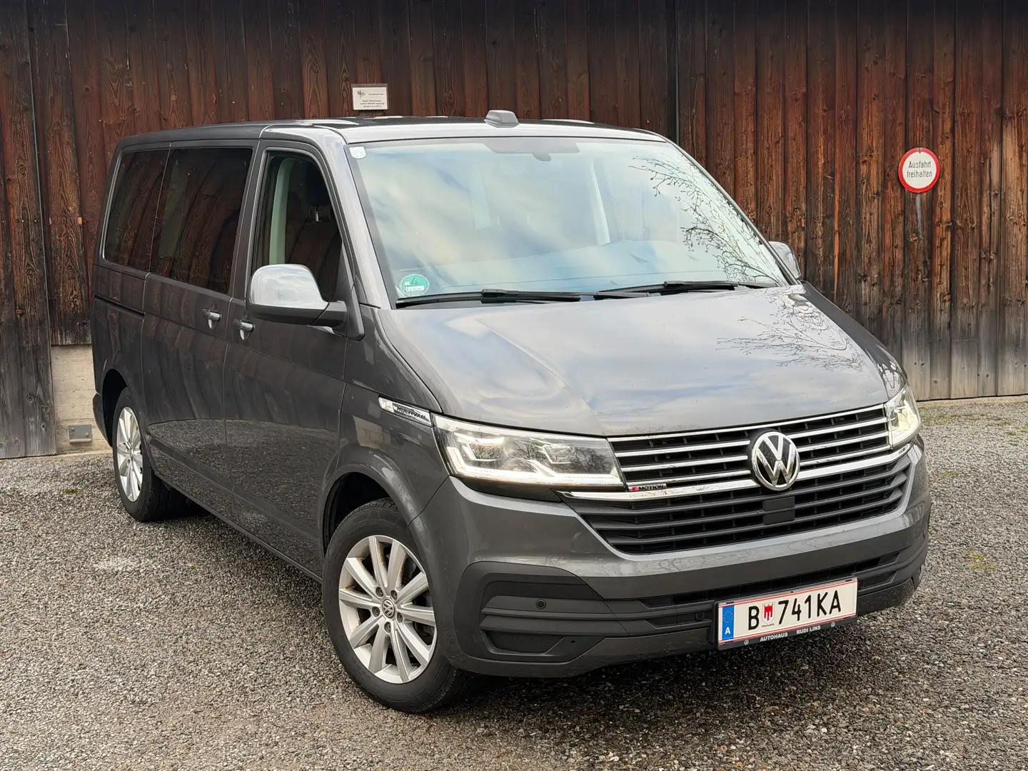 Volkswagen T6.1 Multivan Comfortline TDI 4MOTION DSG Grau - 2