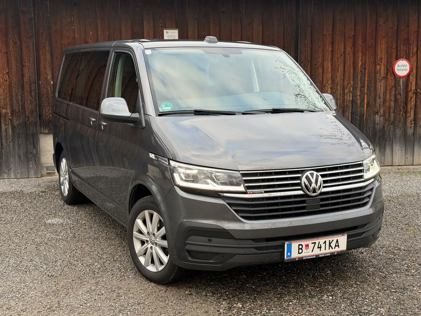 Volkswagen T6.1 Multivan Comfortline TDI 4MOTION DSG Grau - 1