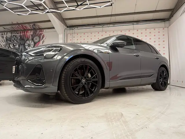 Audi E-Tron view 10