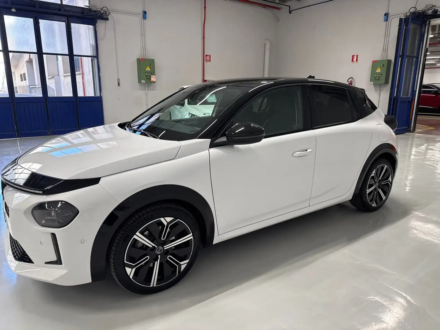 Lancia Ypsilon Ibrida 100cv LX e-DCT Bianco - 2