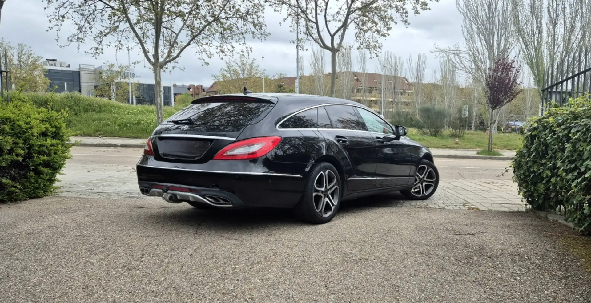 Mercedes-Benz CLS 250 Shooting Brake 250d 4M Aut. Siyah - 2