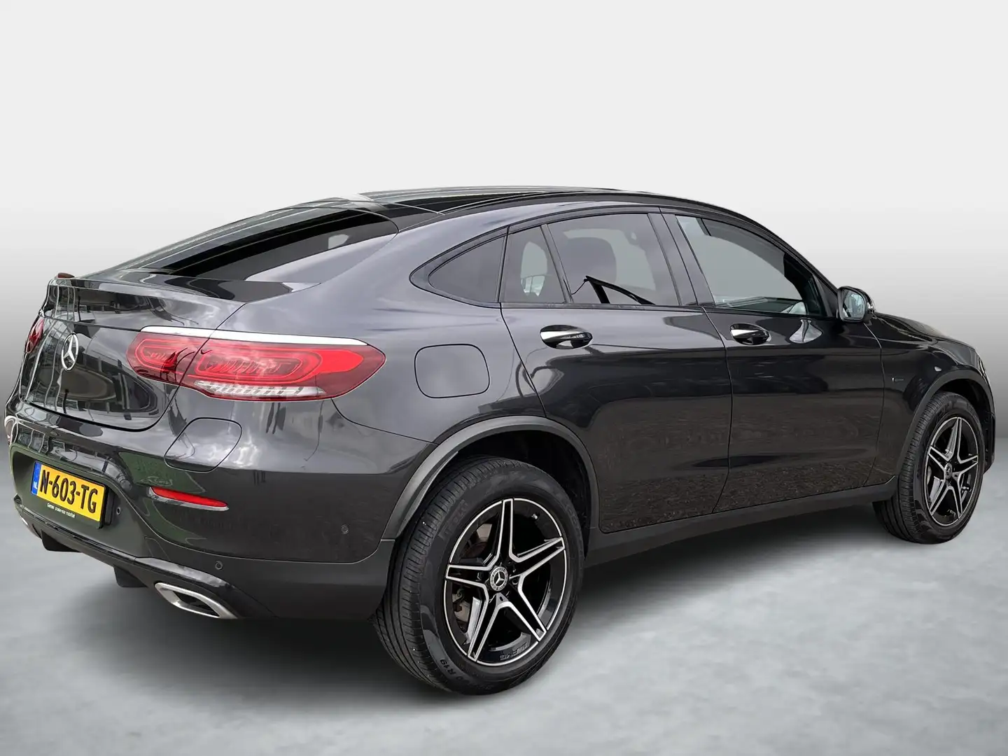 Mercedes-Benz GLC 300 Coupé e 4MATIC | Bruin leer | Schuifdak | AMG Grijs - 2