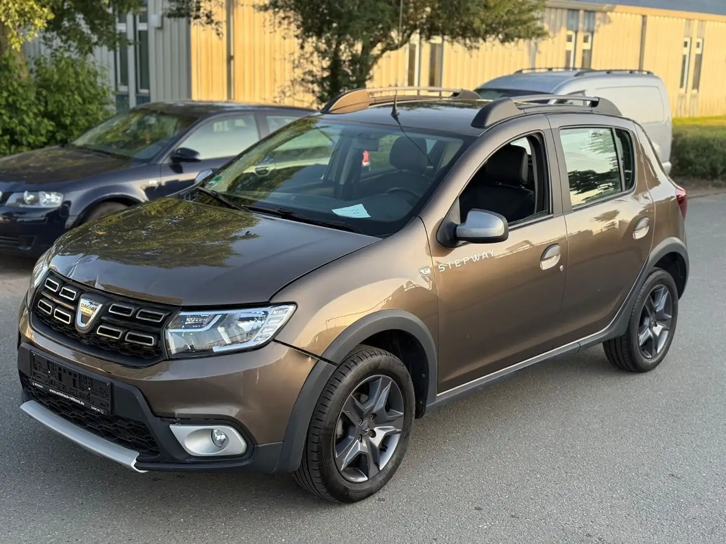 Dacia Sandero IIStepway Celebration.50TKm.Navi.T-Leder Marrón - 2