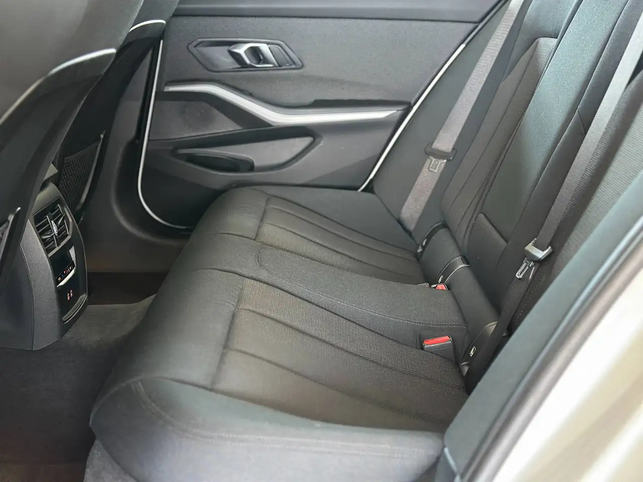 2022 BMW 320 e Touring auto, photograph 12