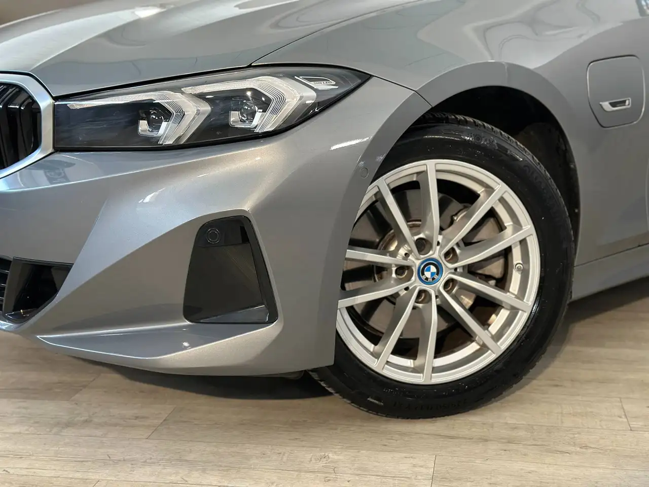 2022 BMW 320 e Touring auto, photograph 2