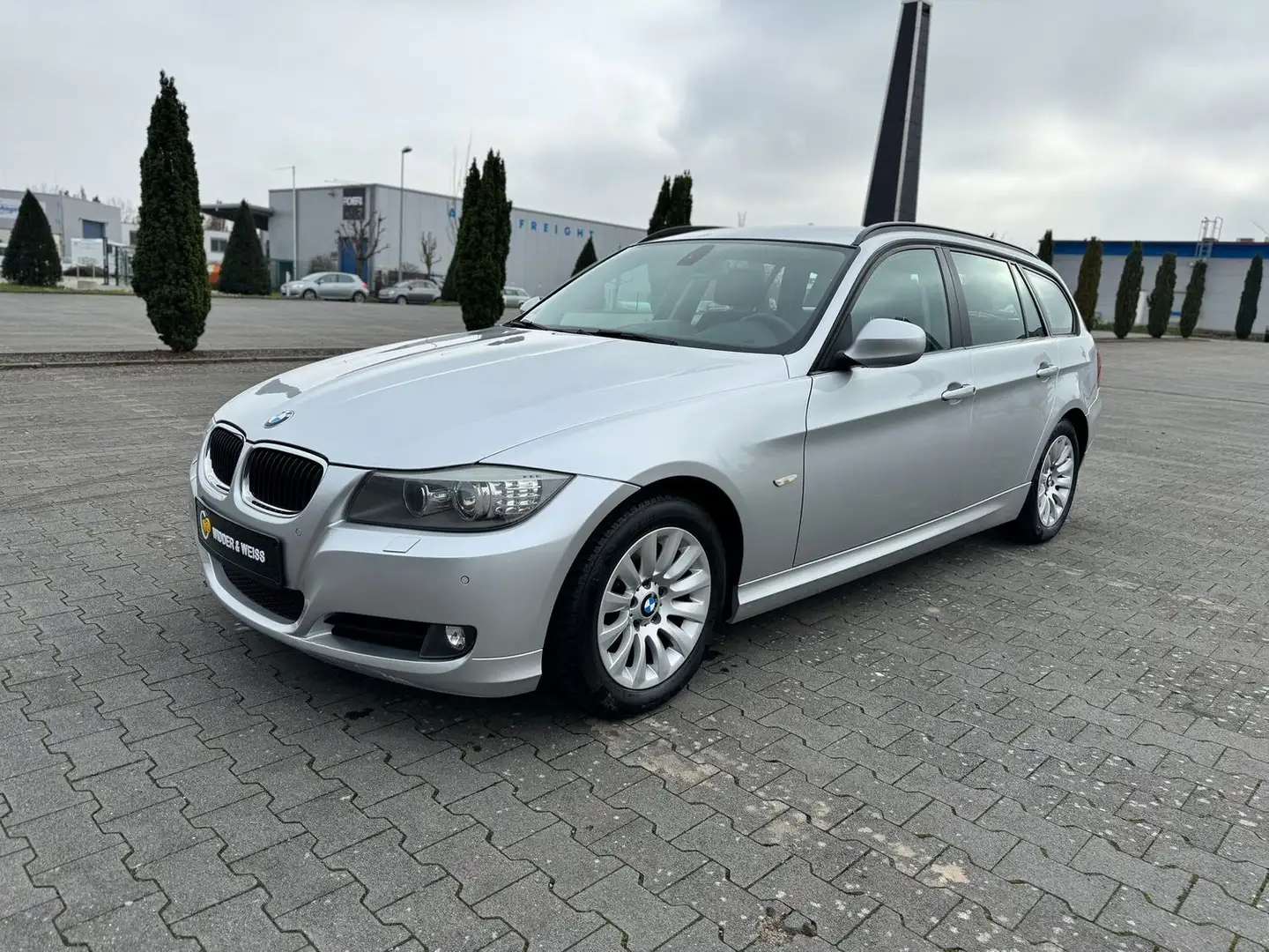 BMW 320 D AUTOMATIK/NAVI/XENON/PDC/MFL/ALU srebrna - 1