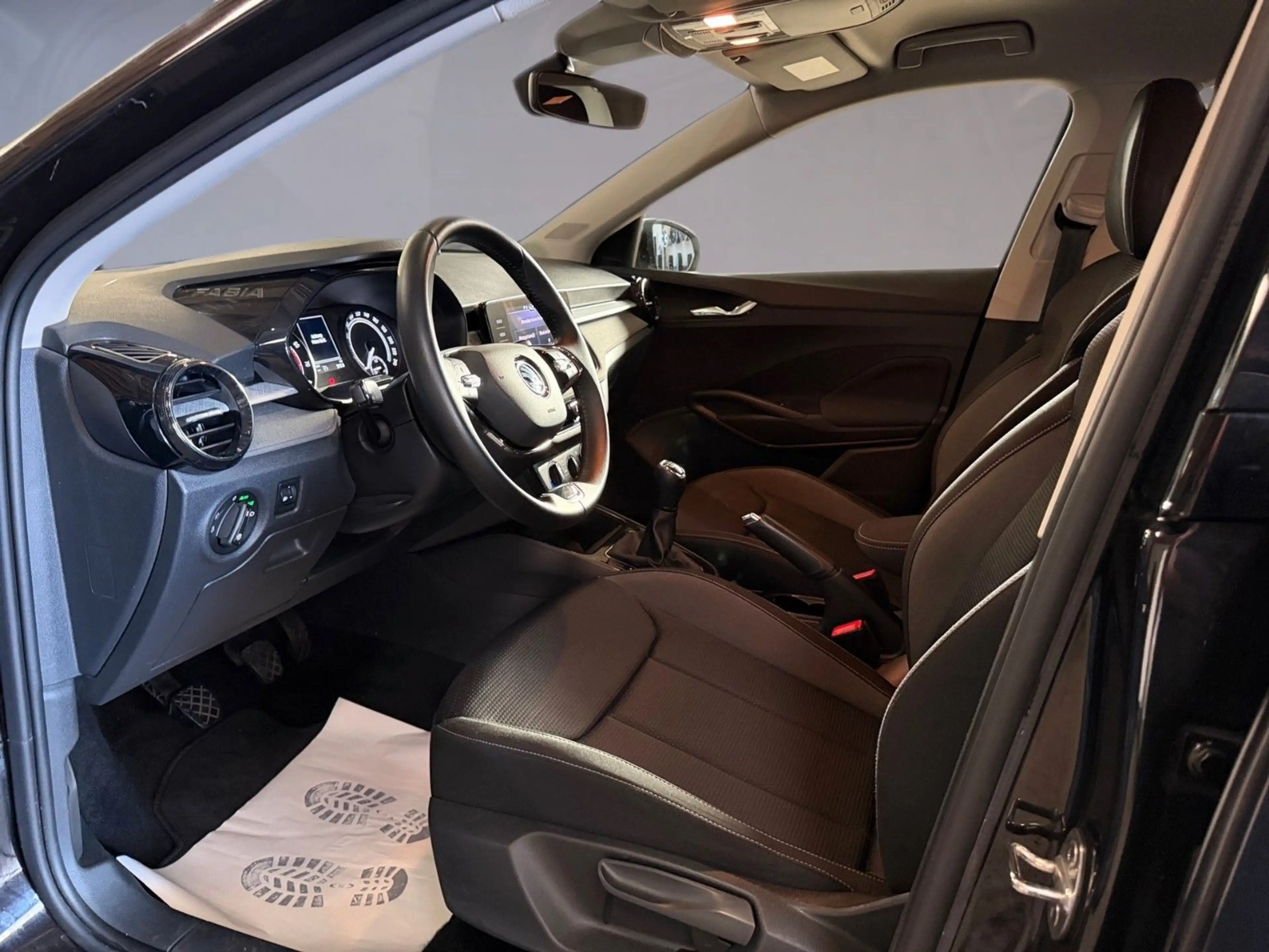 Skoda Fabia 1.0 TSI CarPlay LED-Scheinwerfer PDC — photo 13