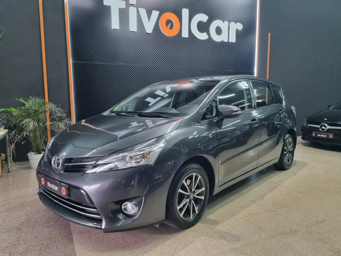 Toyota Verso 120D Advance 5pl. Gris - 1
