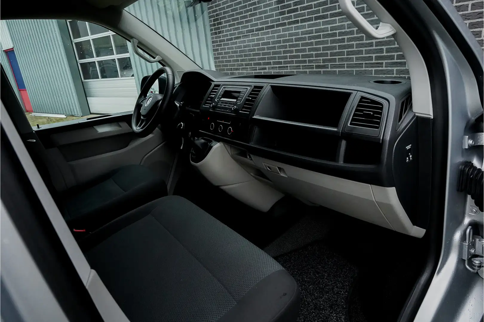 Volkswagen T6 Transporter 2.0 TDI L1H1 Comfortline | Airco | Vloer | Trekhaa Gris - 2