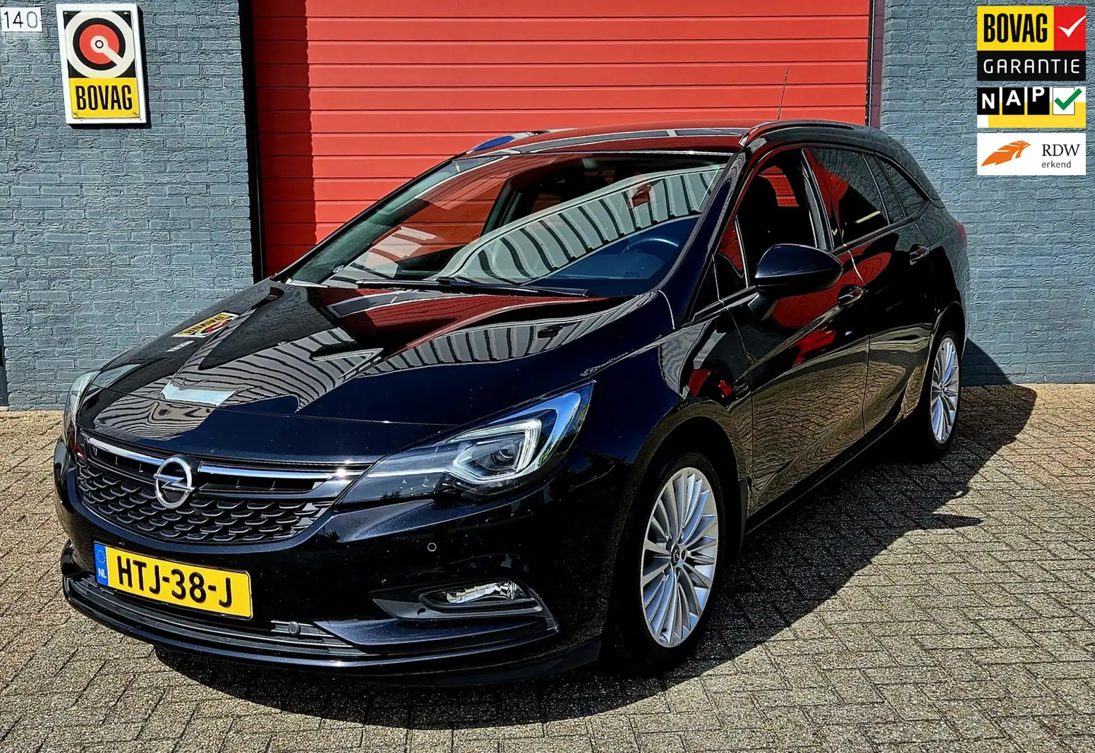 Opel Astra Sports Tourer 1.4 T Innovation Automaat Zwart - 1
