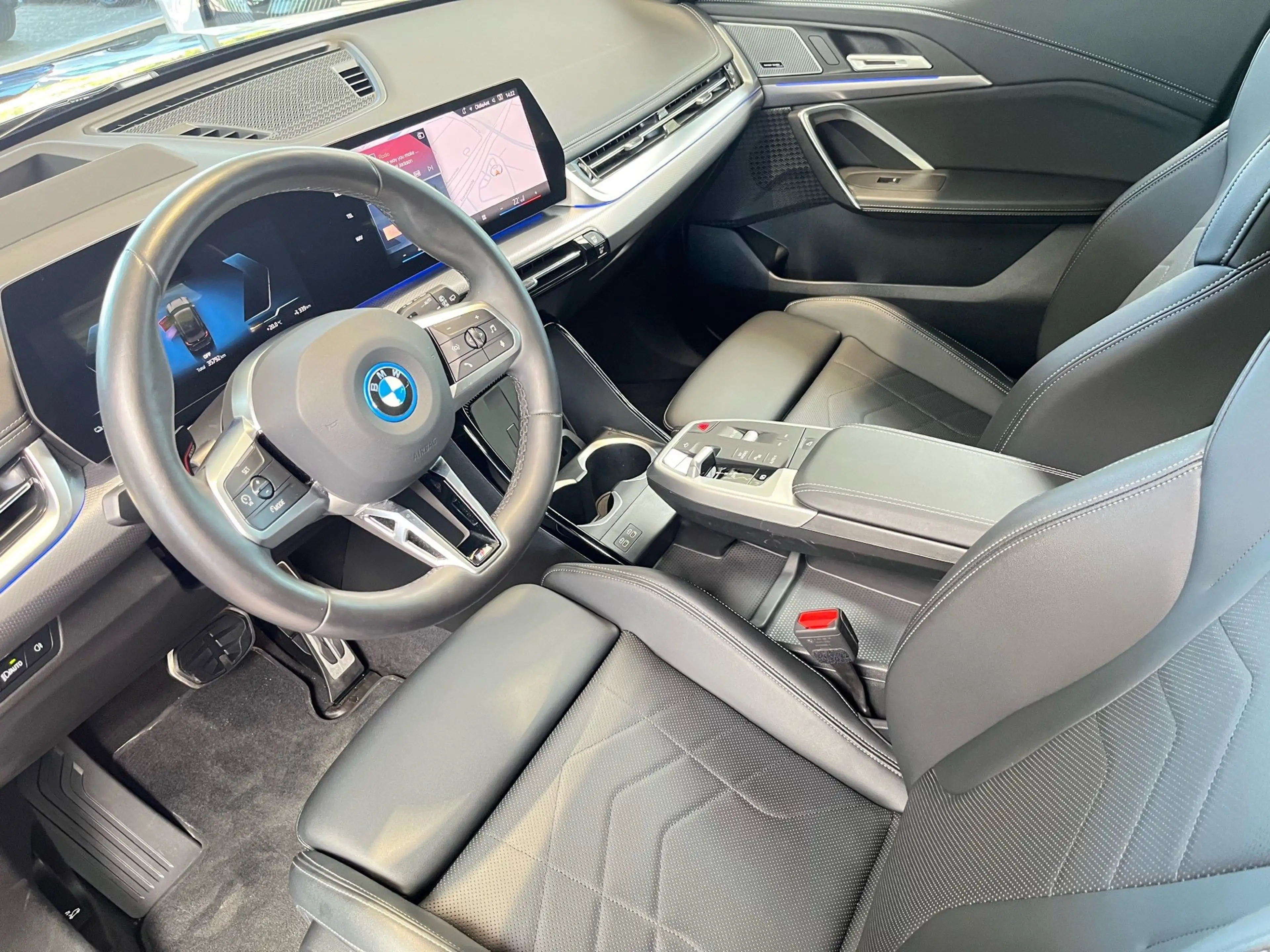 BMW iX1 xDrive30 M Sportpaket AHK/Aktivsitze vo./HuD/Harma — photo 14