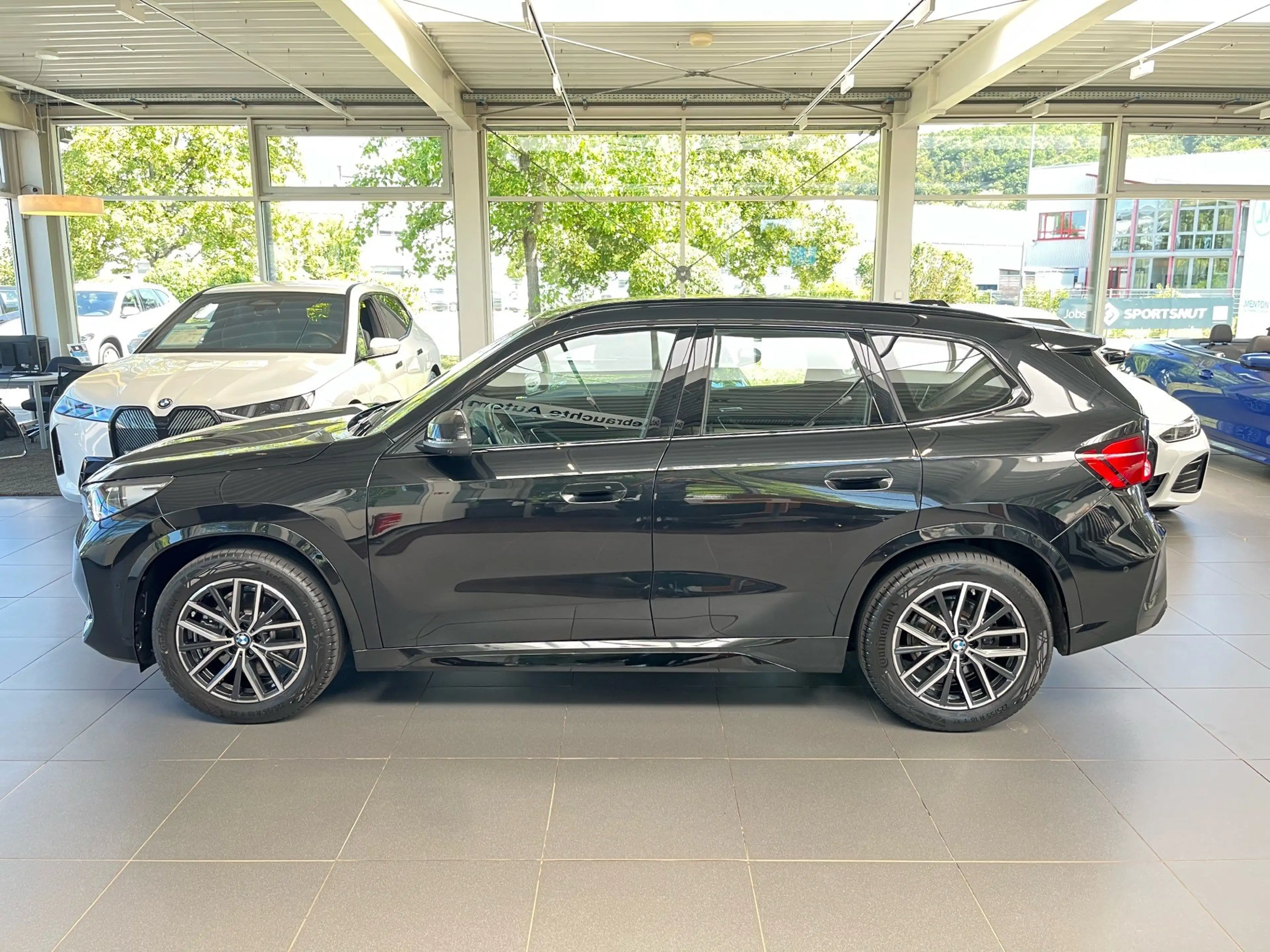 BMW iX1 xDrive30 M Sportpaket AHK/Aktivsitze vo./HuD/Harma — photo 5