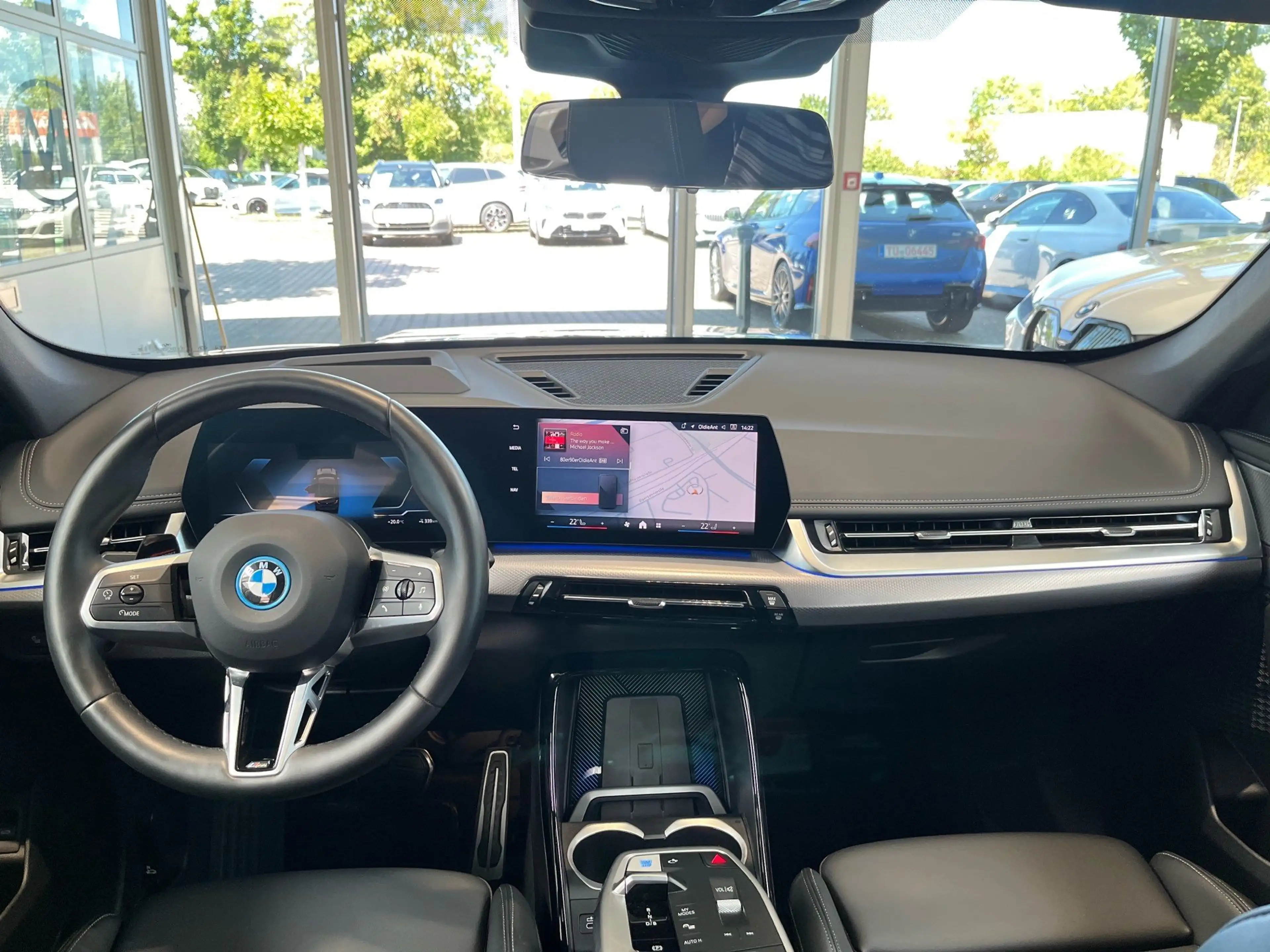 BMW iX1 xDrive30 M Sportpaket AHK/Aktivsitze vo./HuD/Harma — photo 13