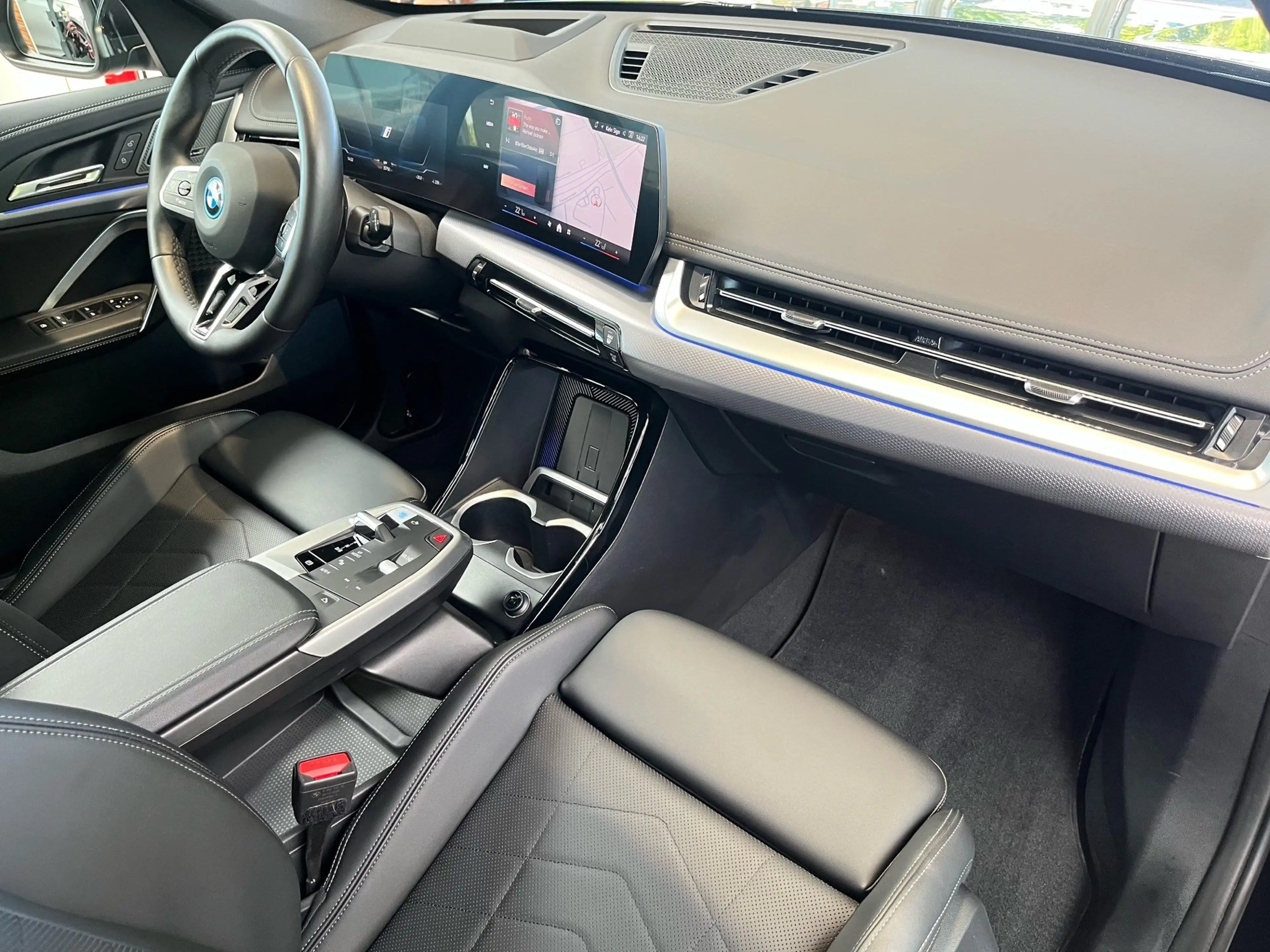 BMW iX1 xDrive30 M Sportpaket AHK/Aktivsitze vo./HuD/Harma — photo 15