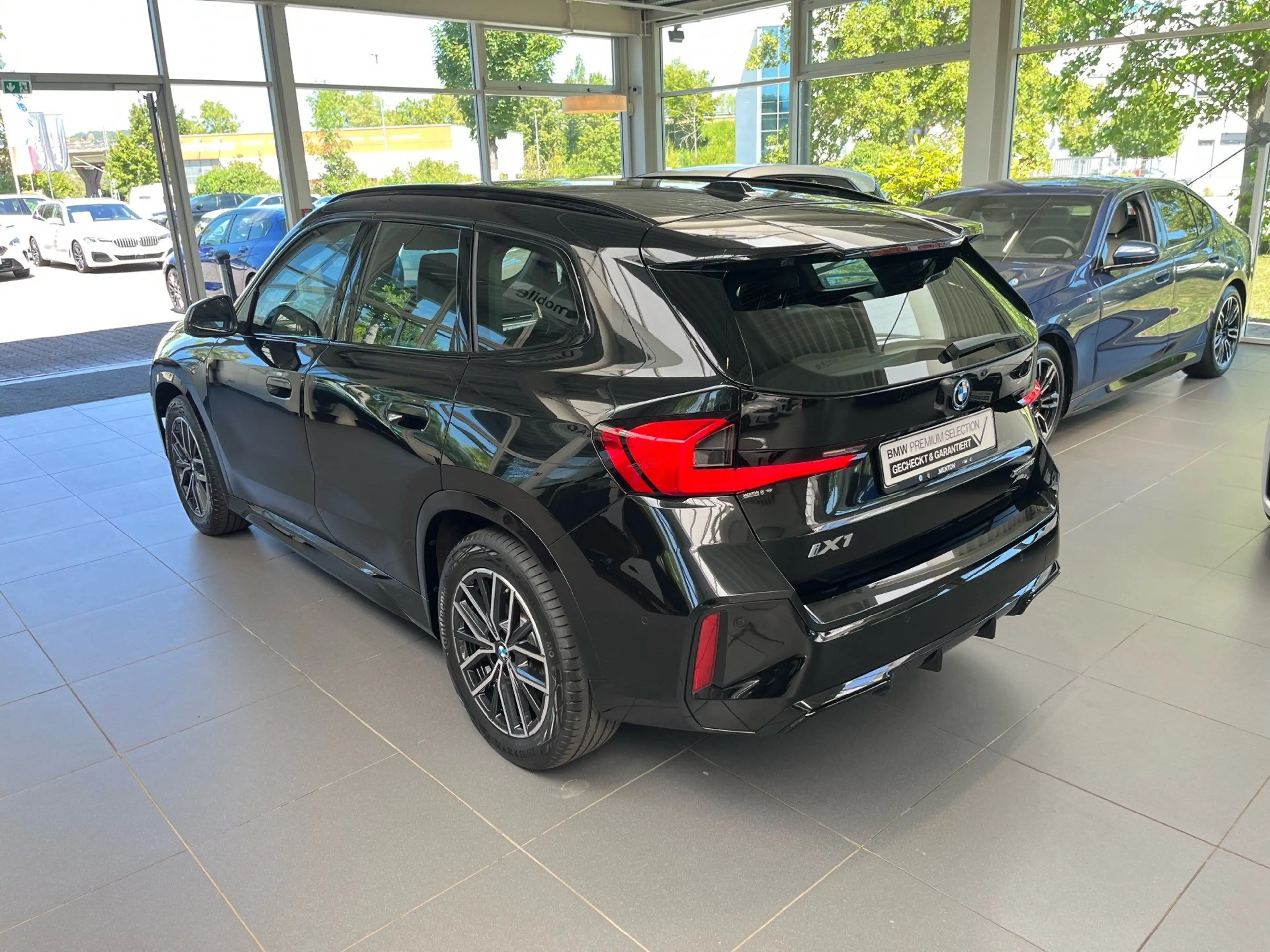 BMW iX1 xDrive30 M Sportpaket AHK/Aktivsitze vo./HuD/Harma — photo 6