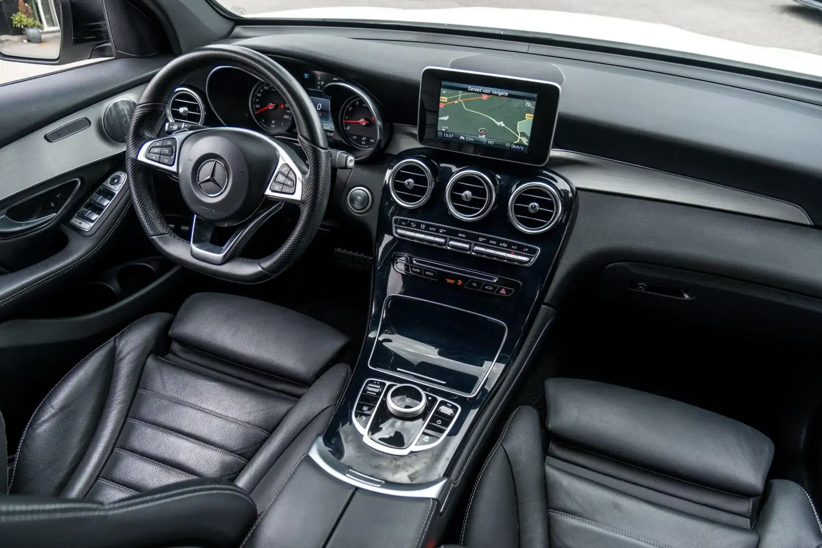Mercedes-Benz GLC 250 Coupé 4MATIC Edition 1 AMG I Burmester I Night Pak Weiß - 2
