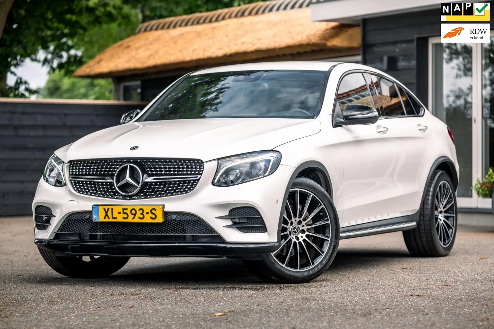 Mercedes-Benz GLC 250 Coupé 4MATIC Edition 1 AMG I Burmester I Night Pak Weiß - 1