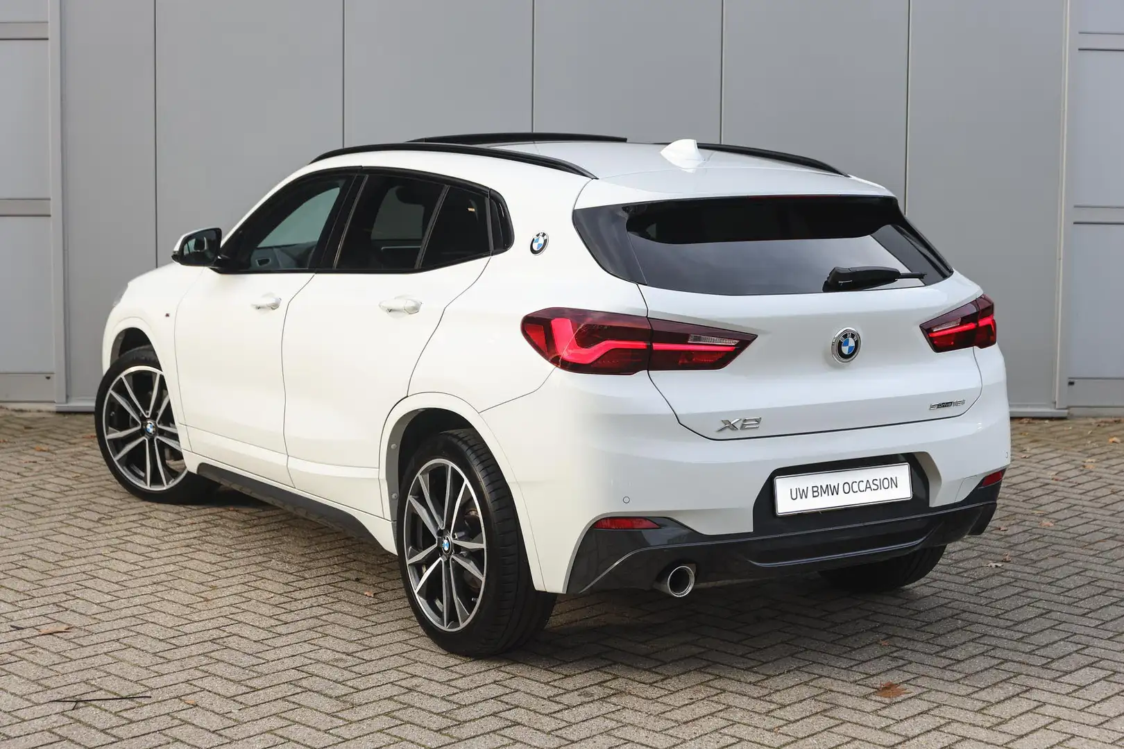 BMW X2 sDrive18i M Sport Automaat / Panoramadak / Trekhaa Wit - 2