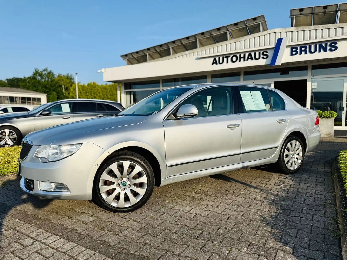 Skoda Superb 2,0 TDI ELEGANCE, Autom, Bi-Xenon, AHK, SHZ, PTS, Zilver - 2