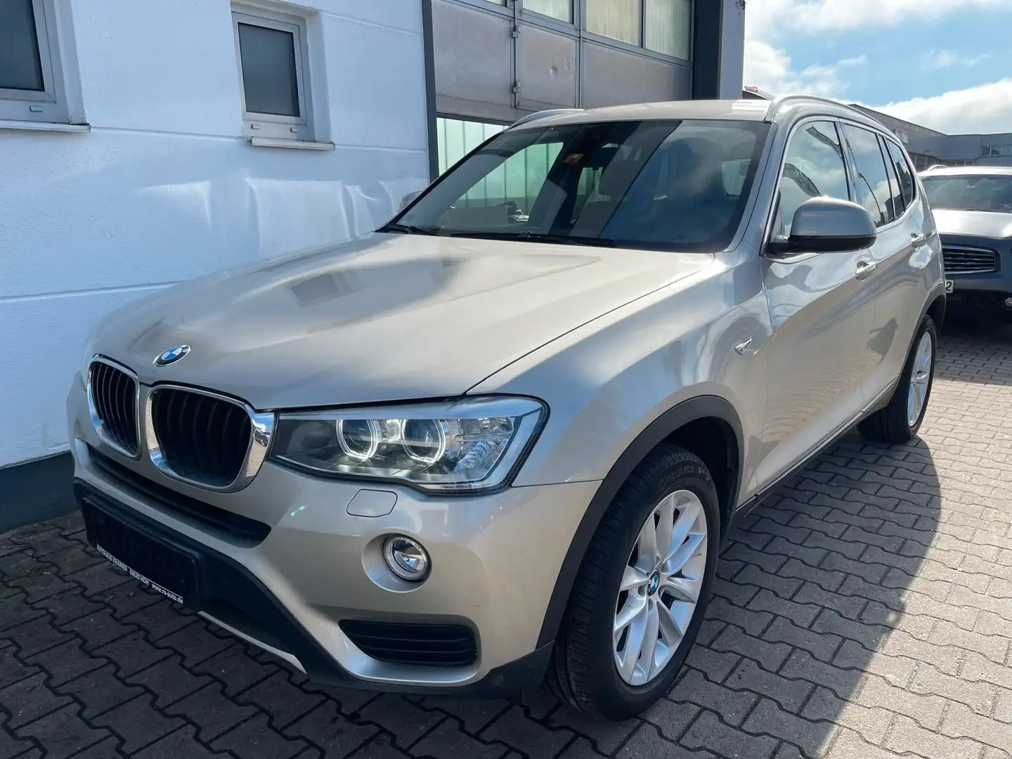 BMW X3 xDrive 20 i/HEAD-UP/AUTOM./SHZ/NAVI/PDC/1.Hd Silber - 1