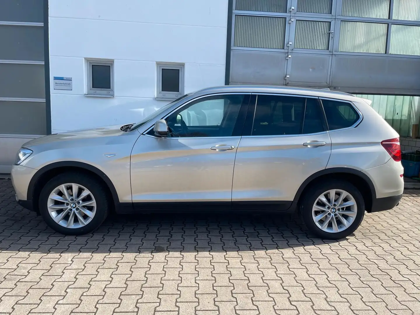BMW X3 xDrive 20 i/HEAD-UP/AUTOM./SHZ/NAVI/PDC/1.Hd Silber - 2
