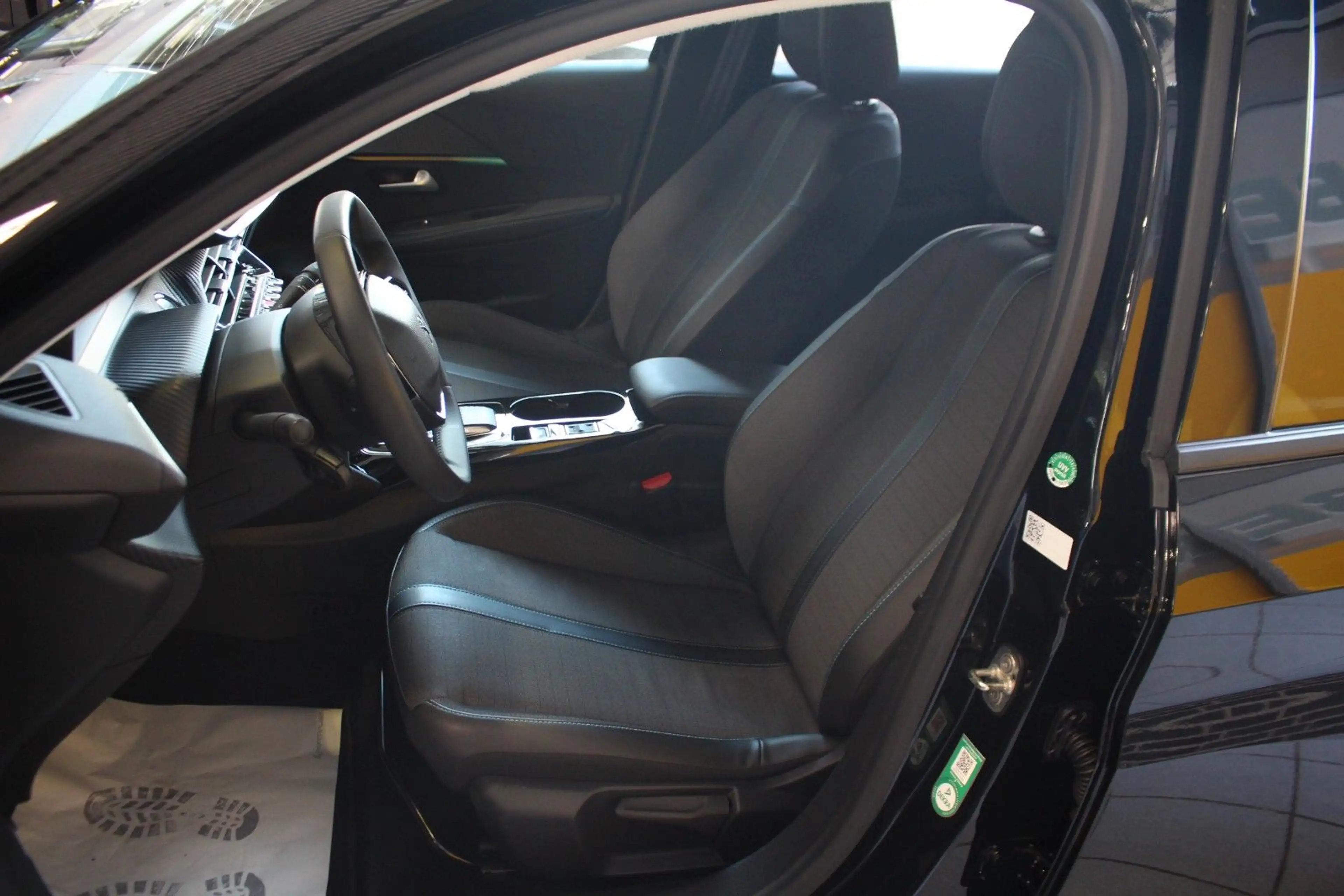 Peugeot 208 e- Allure 11-KW OBC Navi LED Sitzheizung — photo 11