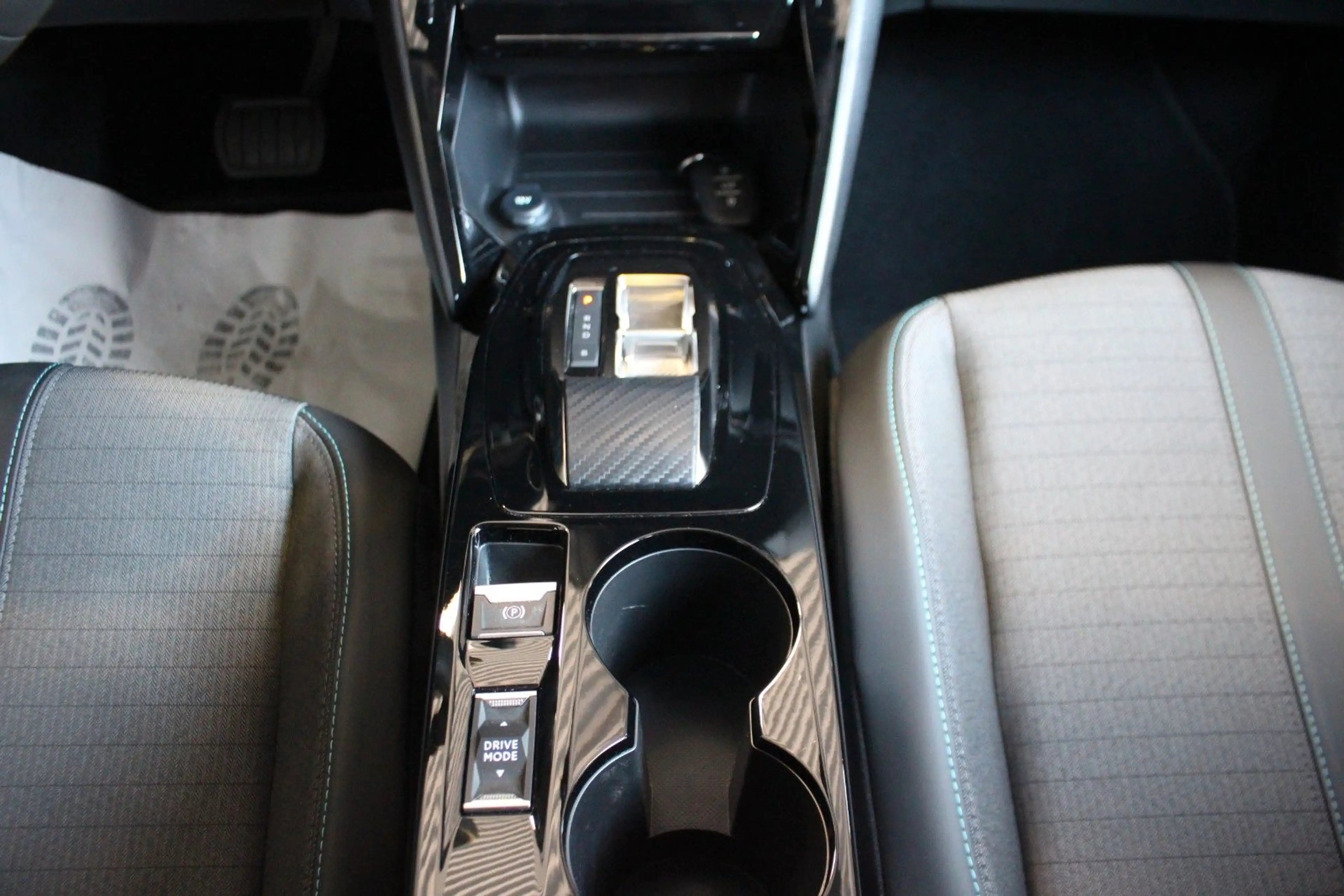 Peugeot 208 e- Allure 11-KW OBC Navi LED Sitzheizung — photo 15