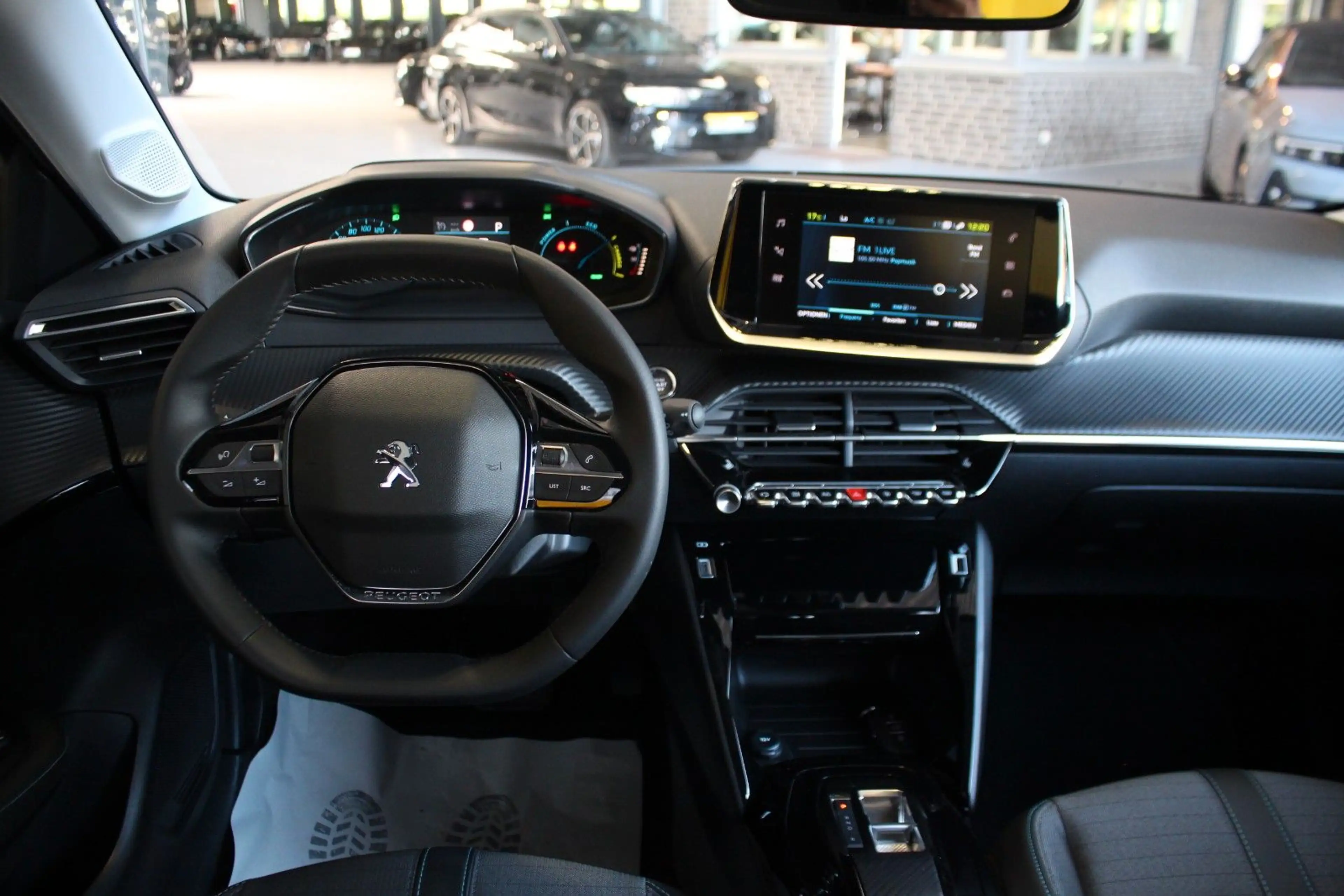 Peugeot 208 e- Allure 11-KW OBC Navi LED Sitzheizung — photo 12