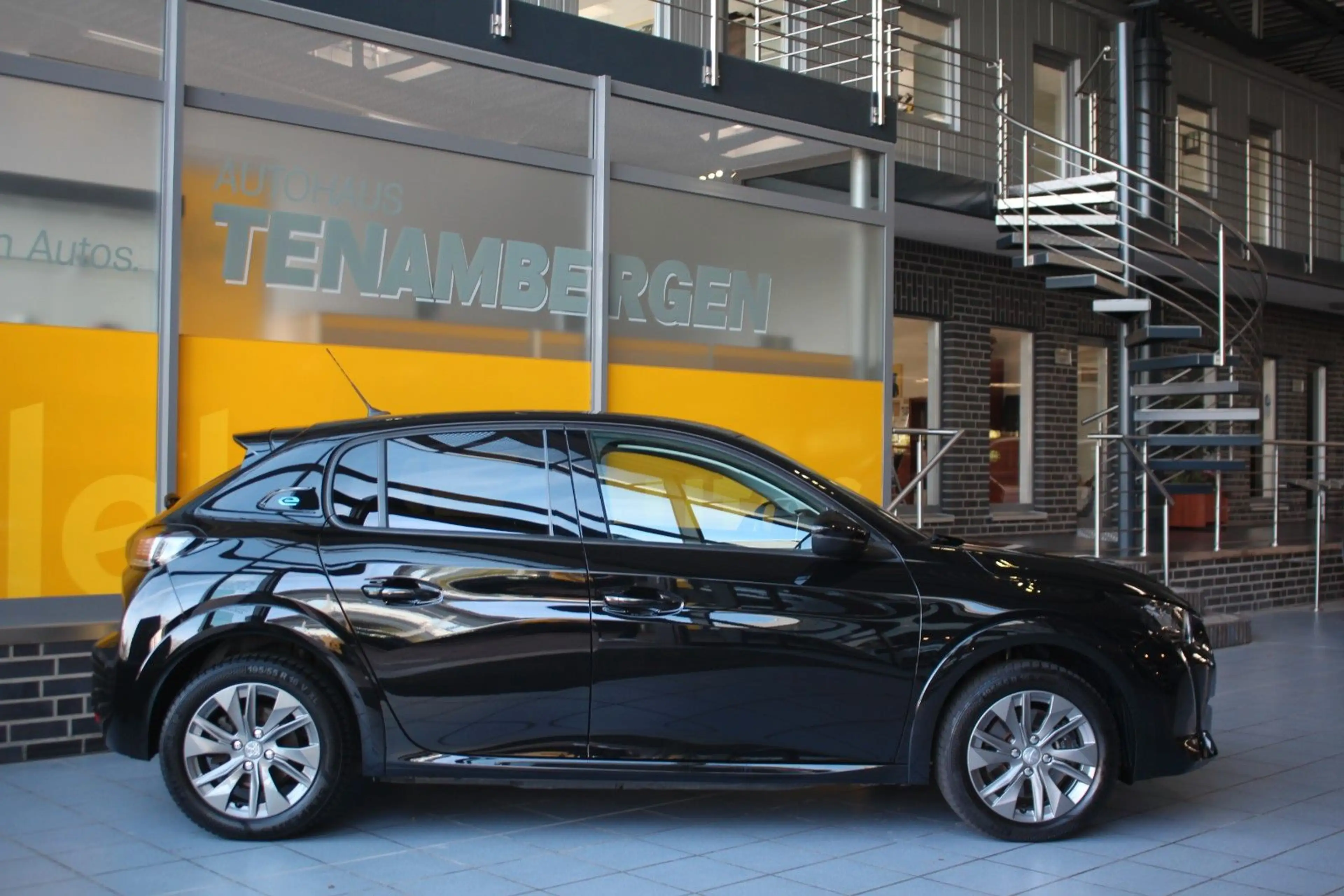 Peugeot 208 e- Allure 11-KW OBC Navi LED Sitzheizung — photo 3