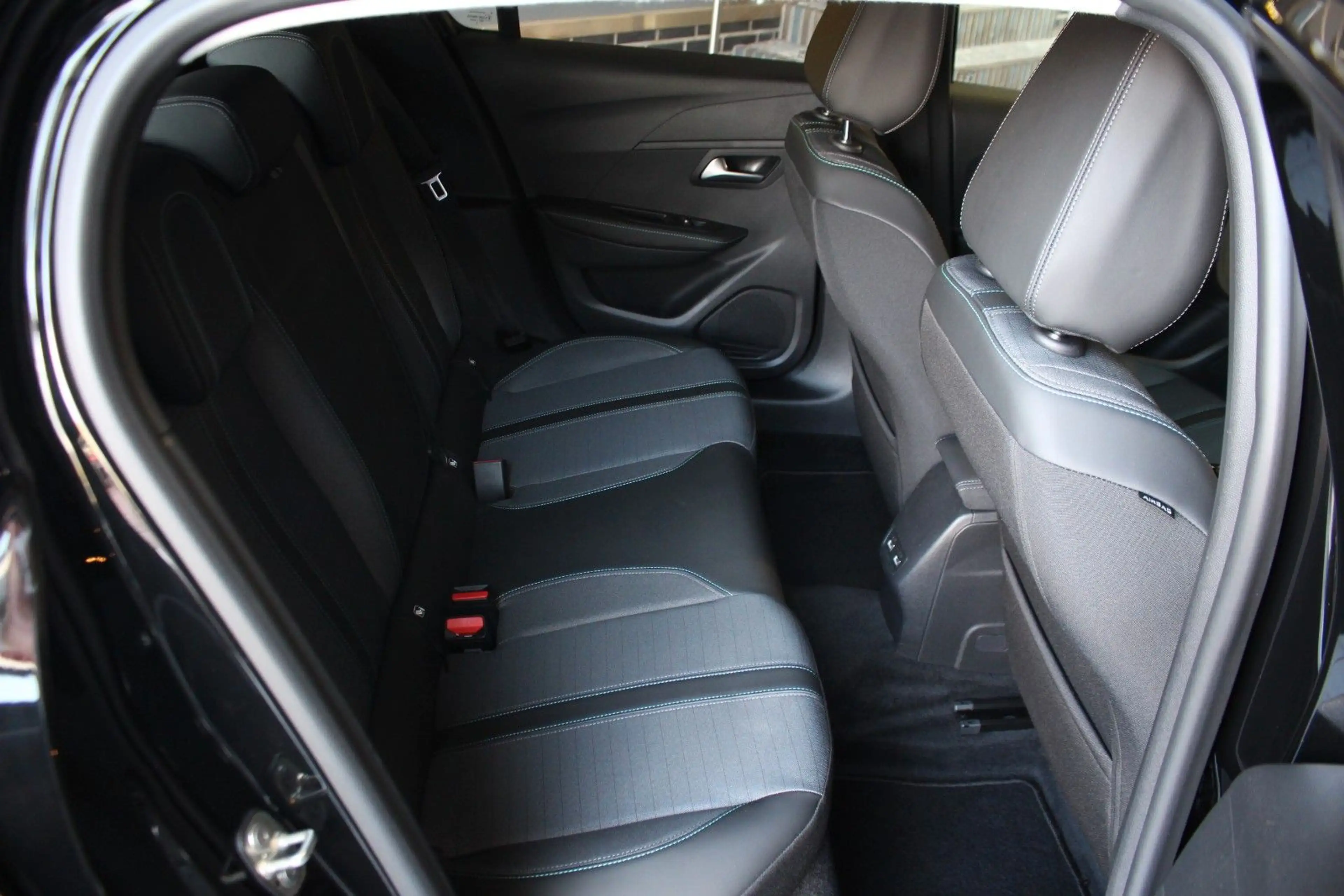 Peugeot 208 e- Allure 11-KW OBC Navi LED Sitzheizung — photo 10