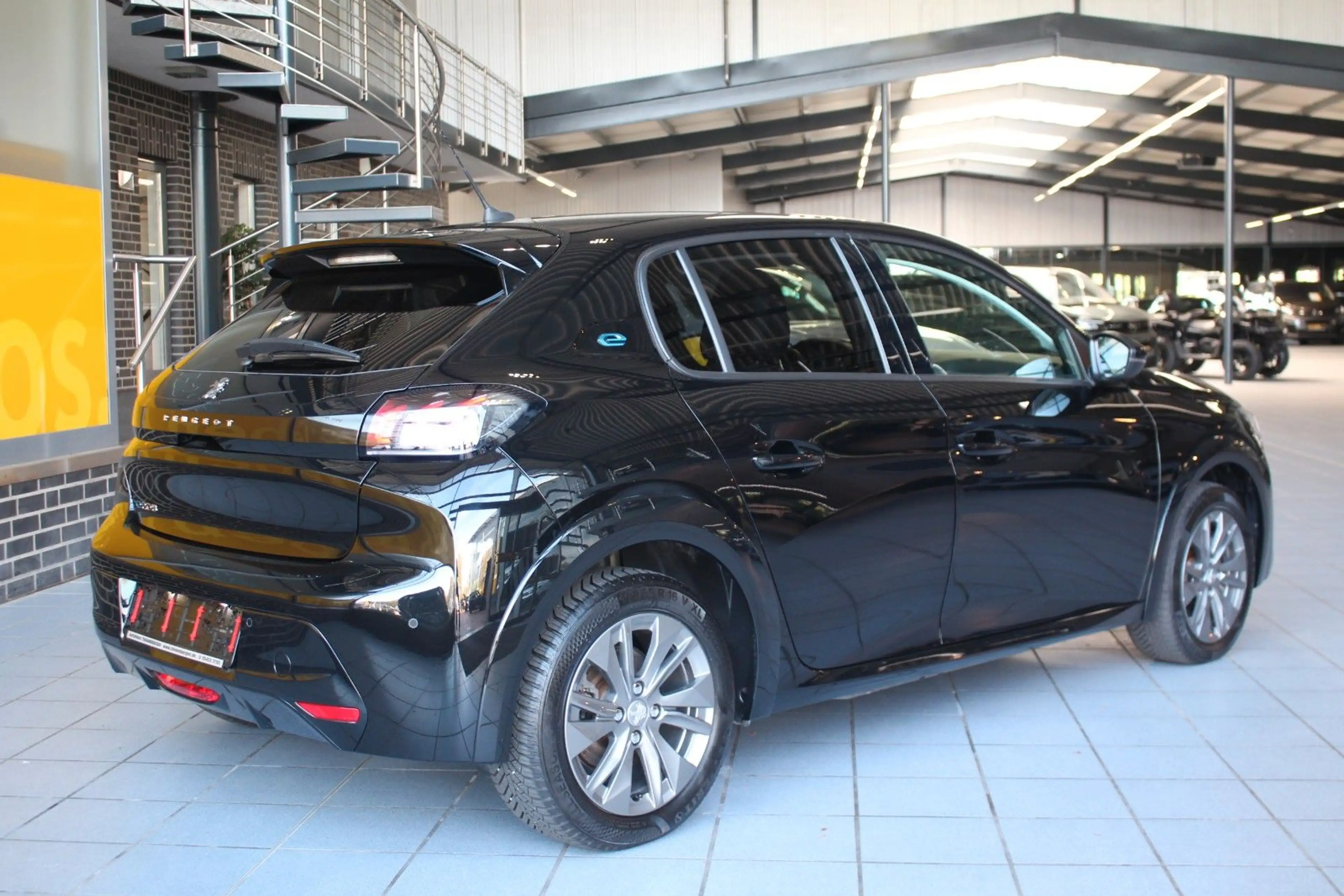 Peugeot 208 e- Allure 11-KW OBC Navi LED Sitzheizung — photo 6