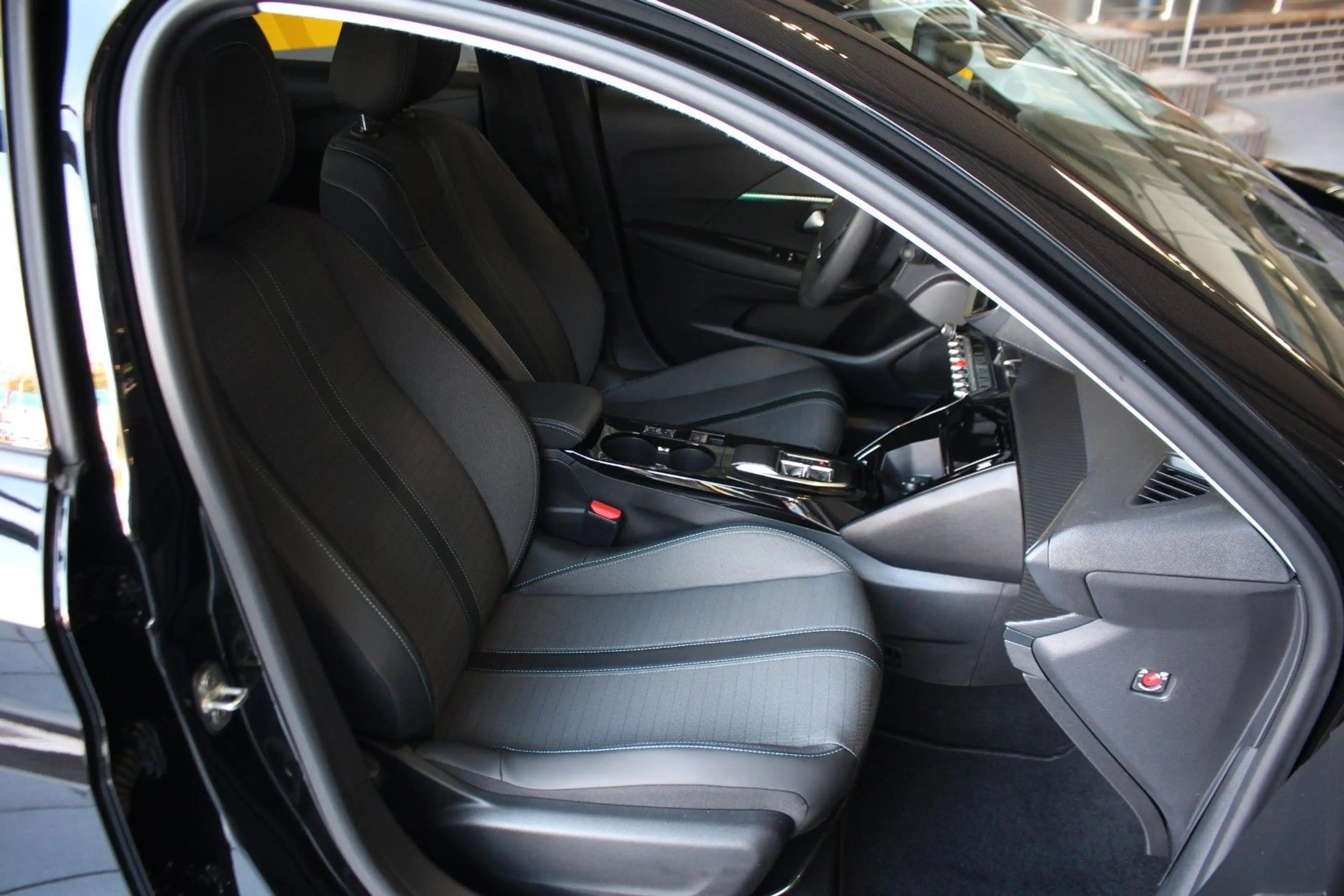 Peugeot 208 e- Allure 11-KW OBC Navi LED Sitzheizung — photo 9