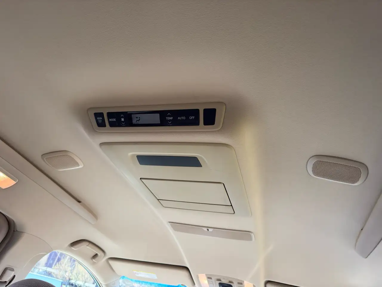 Toyota Alphard снимка Toyota Alphard