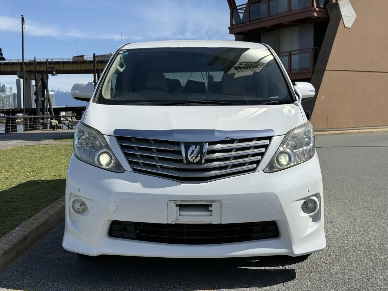Toyota Alphard снимка Toyota Alphard