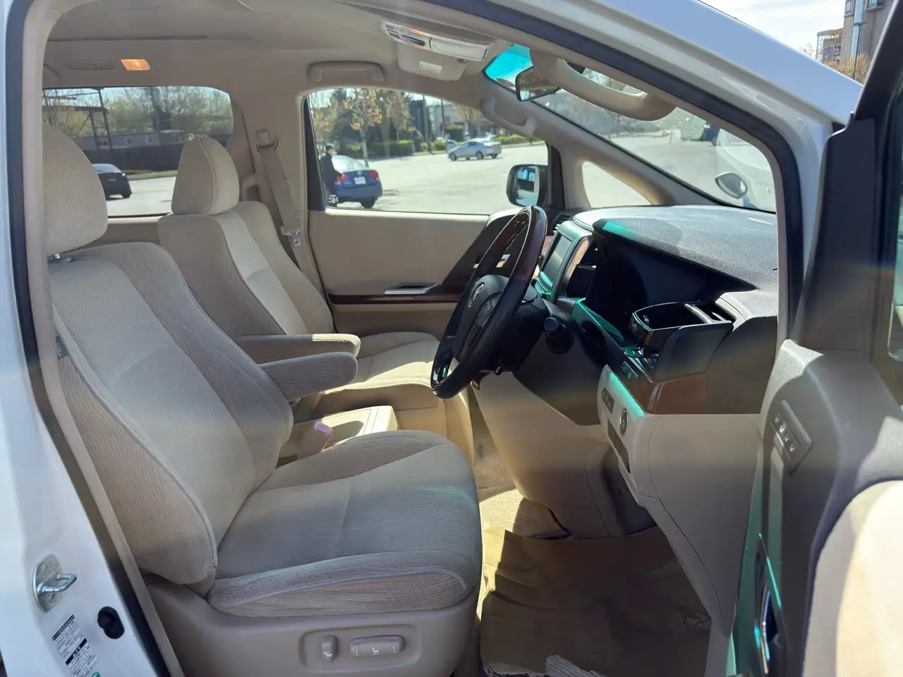 Toyota Alphard снимка Toyota Alphard