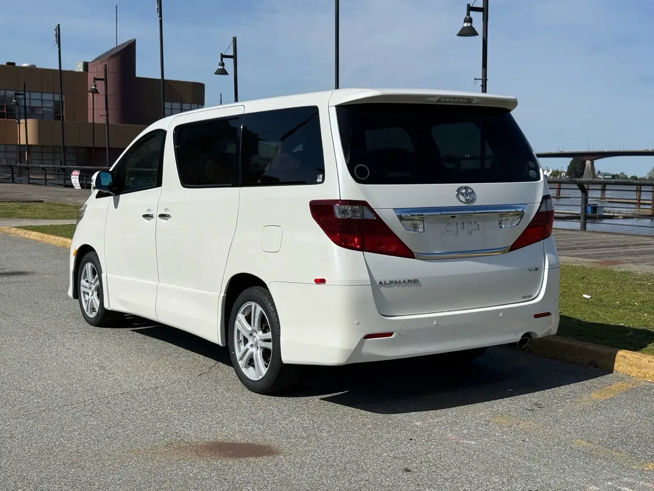 Toyota Alphard снимка Toyota Alphard