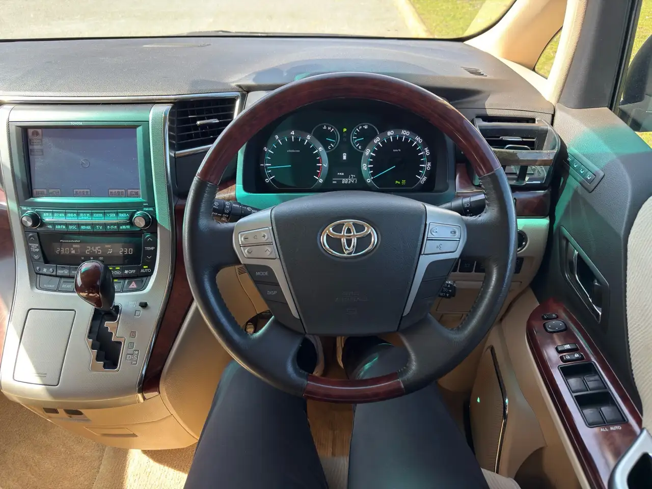Toyota Alphard снимка Toyota Alphard