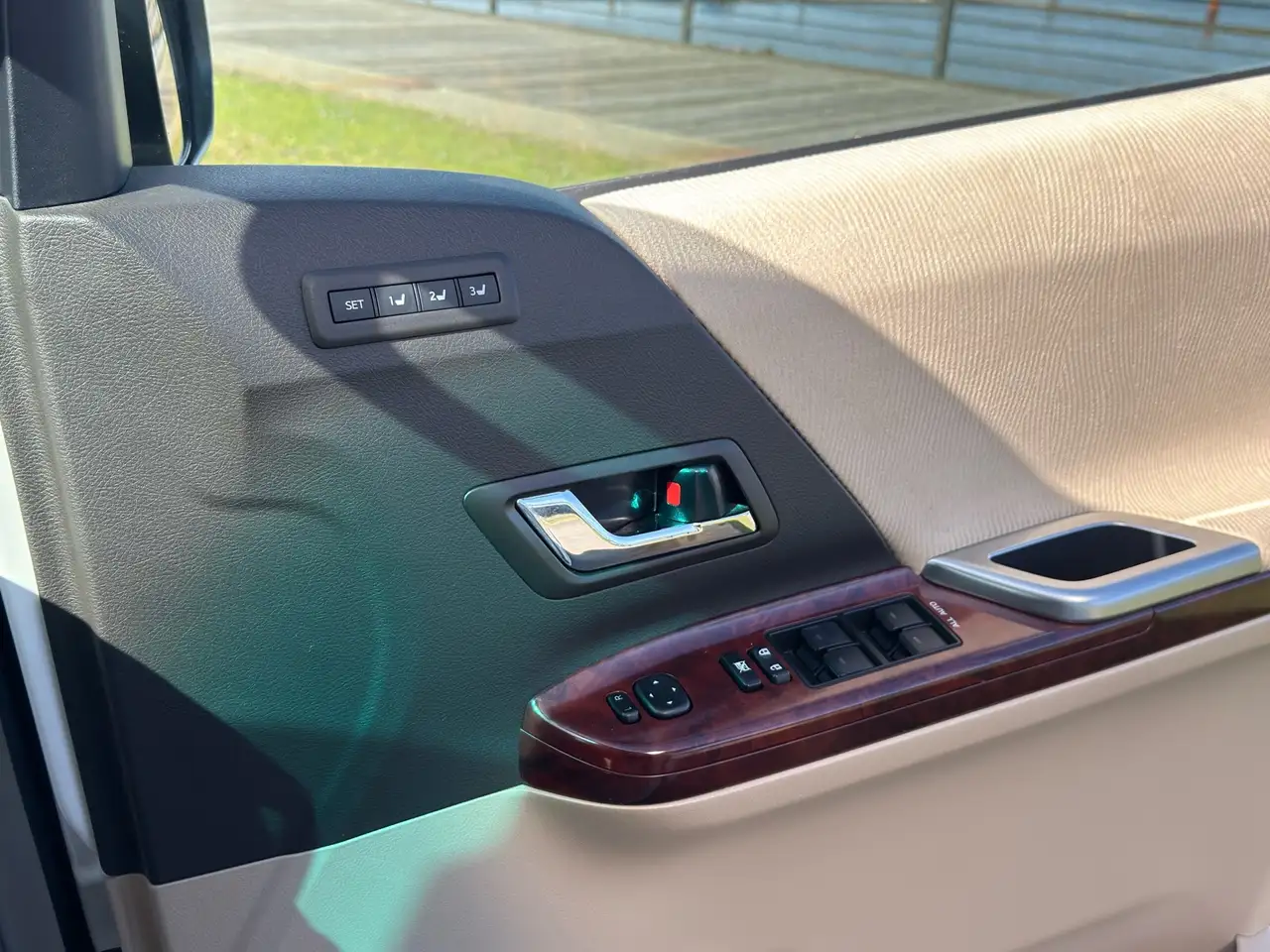 Toyota Alphard снимка Toyota Alphard