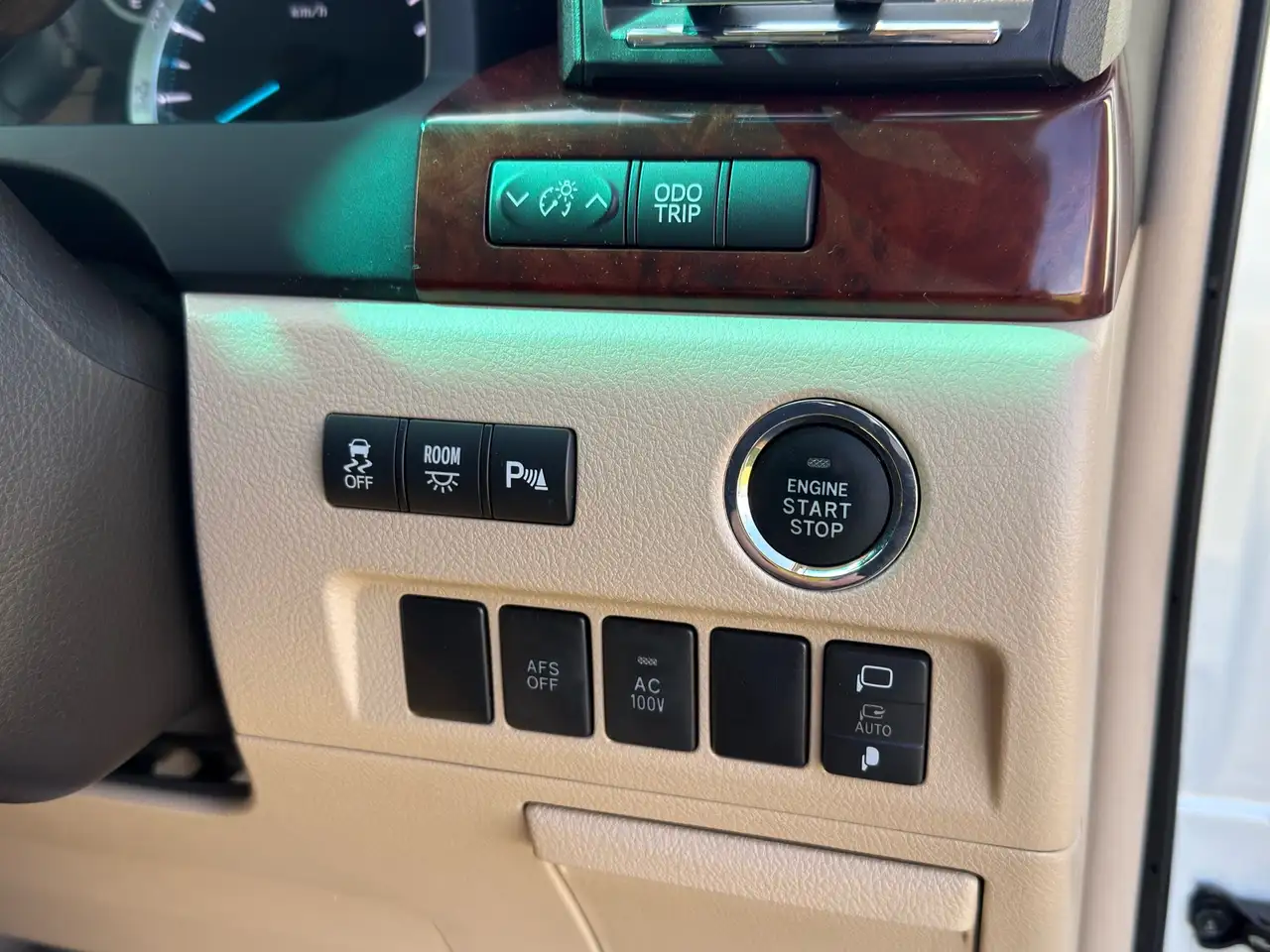 Toyota Alphard снимка Toyota Alphard