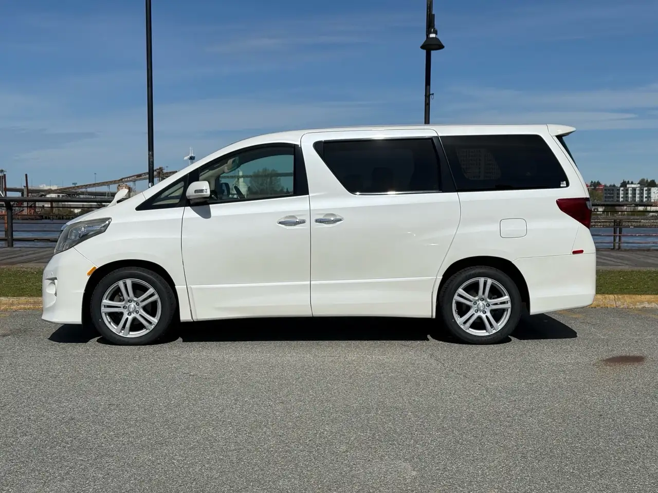 Toyota Alphard снимка Toyota Alphard
