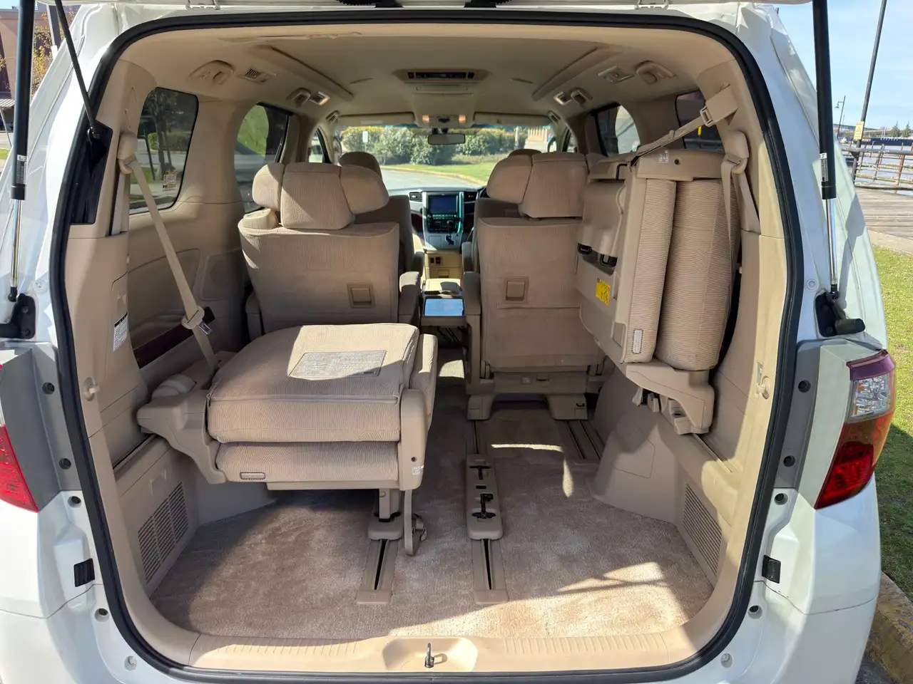 Toyota Alphard снимка Toyota Alphard