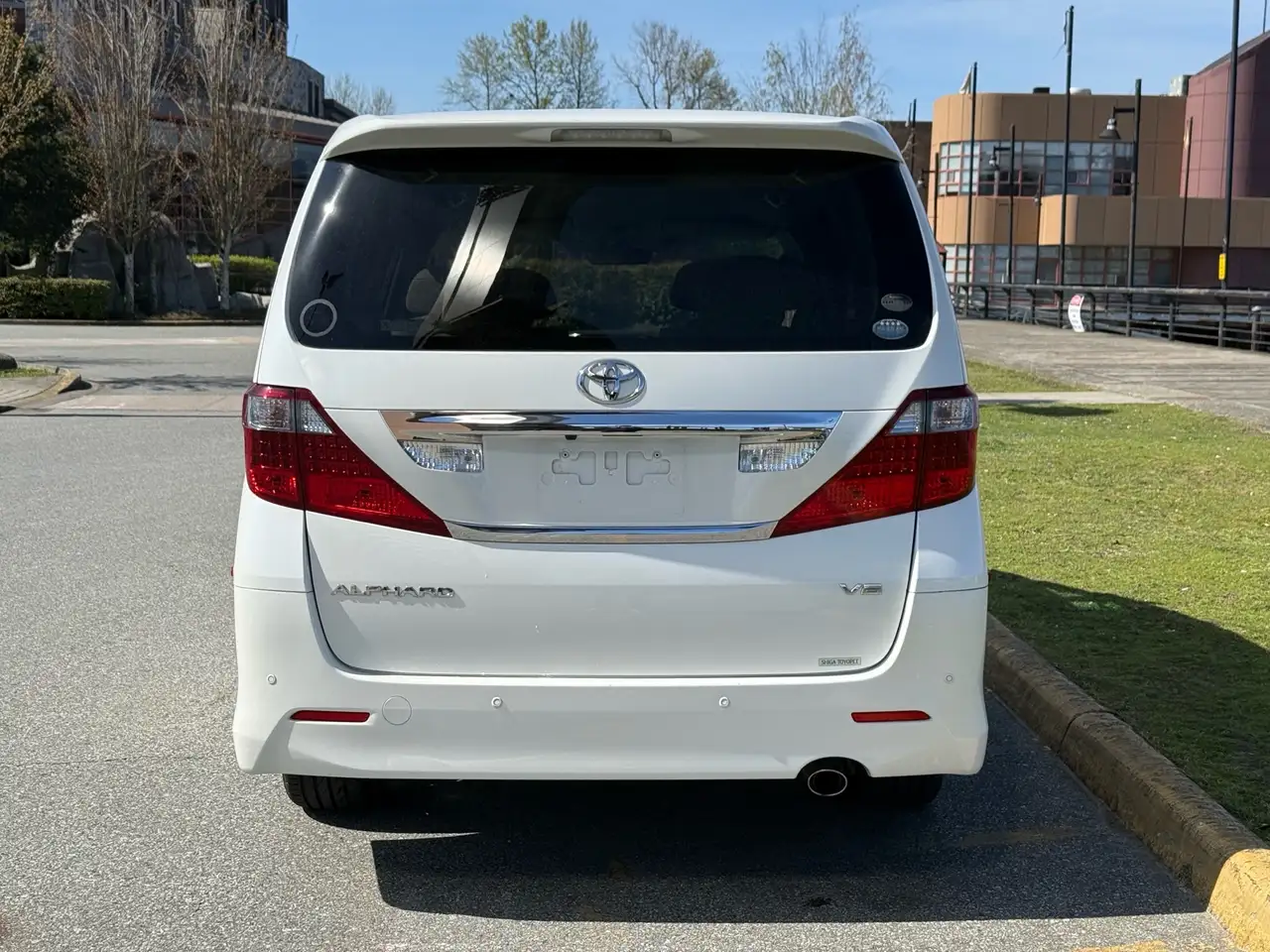 Toyota Alphard снимка Toyota Alphard