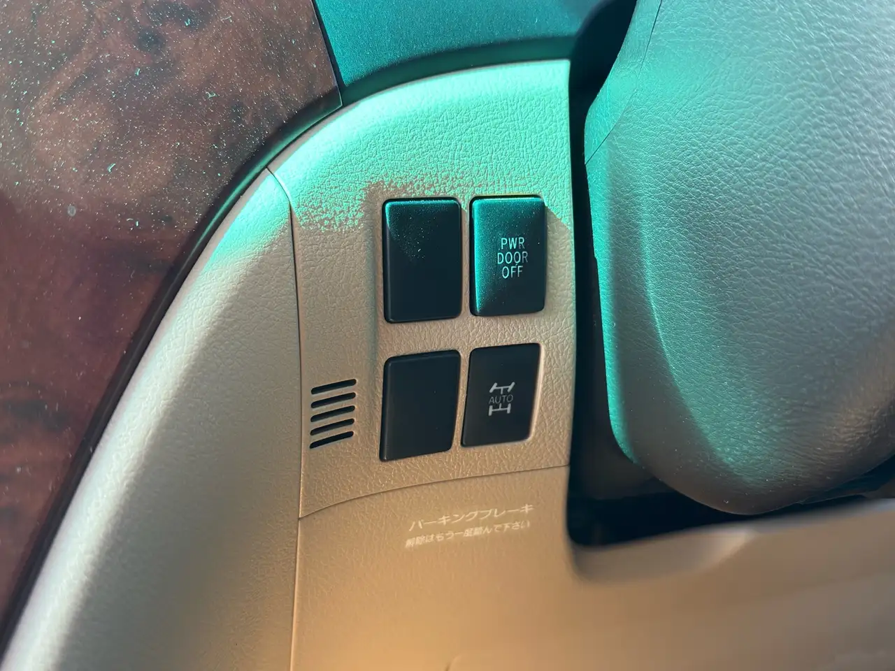 Toyota Alphard снимка Toyota Alphard