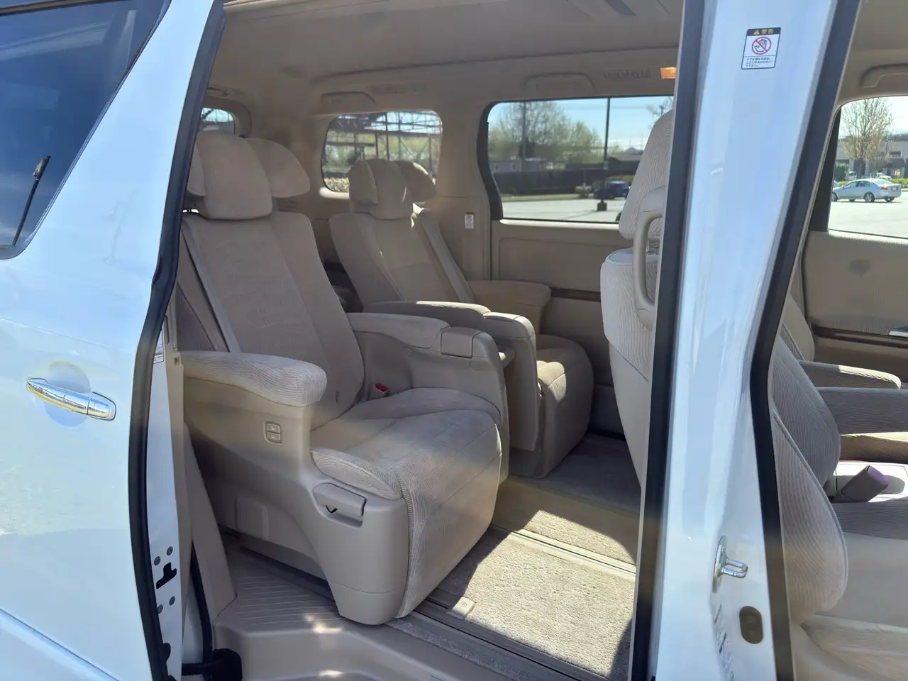 Toyota Alphard снимка Toyota Alphard