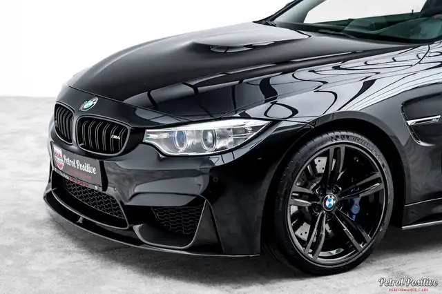 BMW M4 view 3