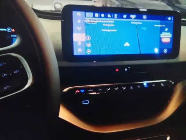 Fiat 500E view 7