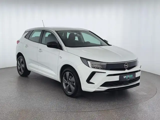Opel Grandland view 3