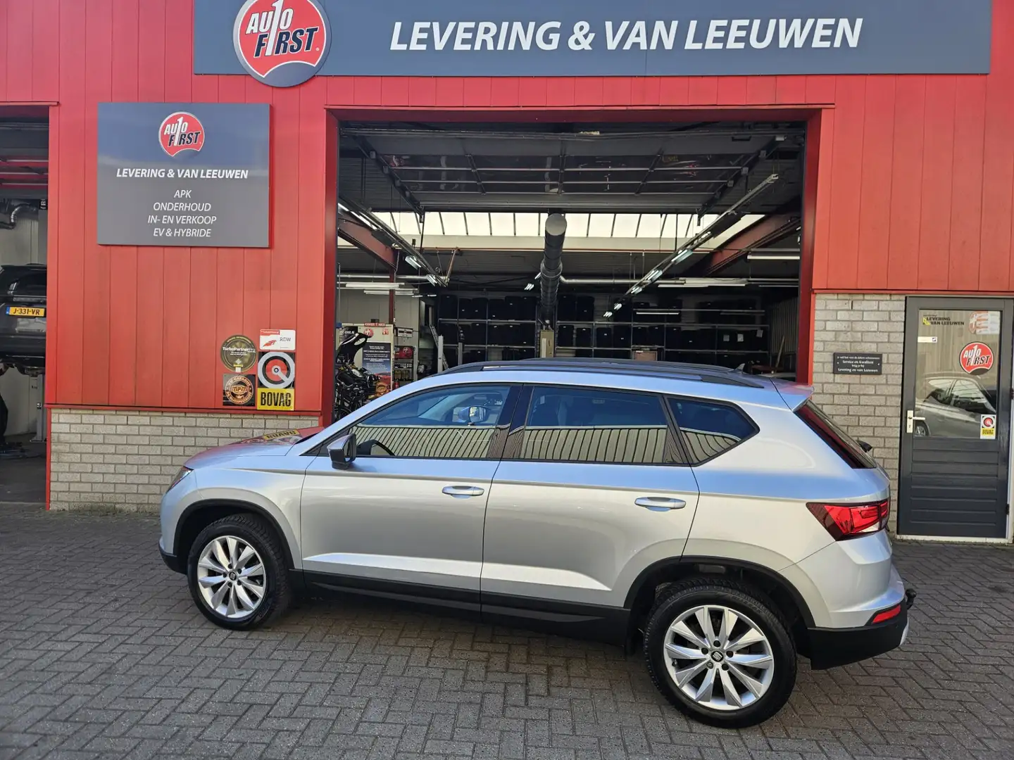 SEAT Ateca 1.5 TSI Style Automaat Navigatie/ Parkeersensoren Grijs - 2