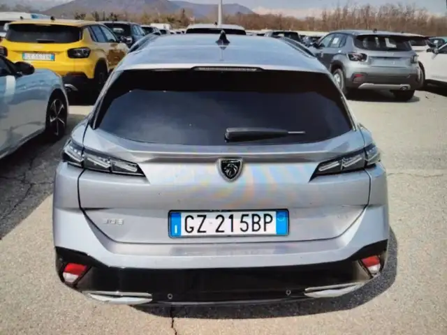 Peugeot 308 view 3